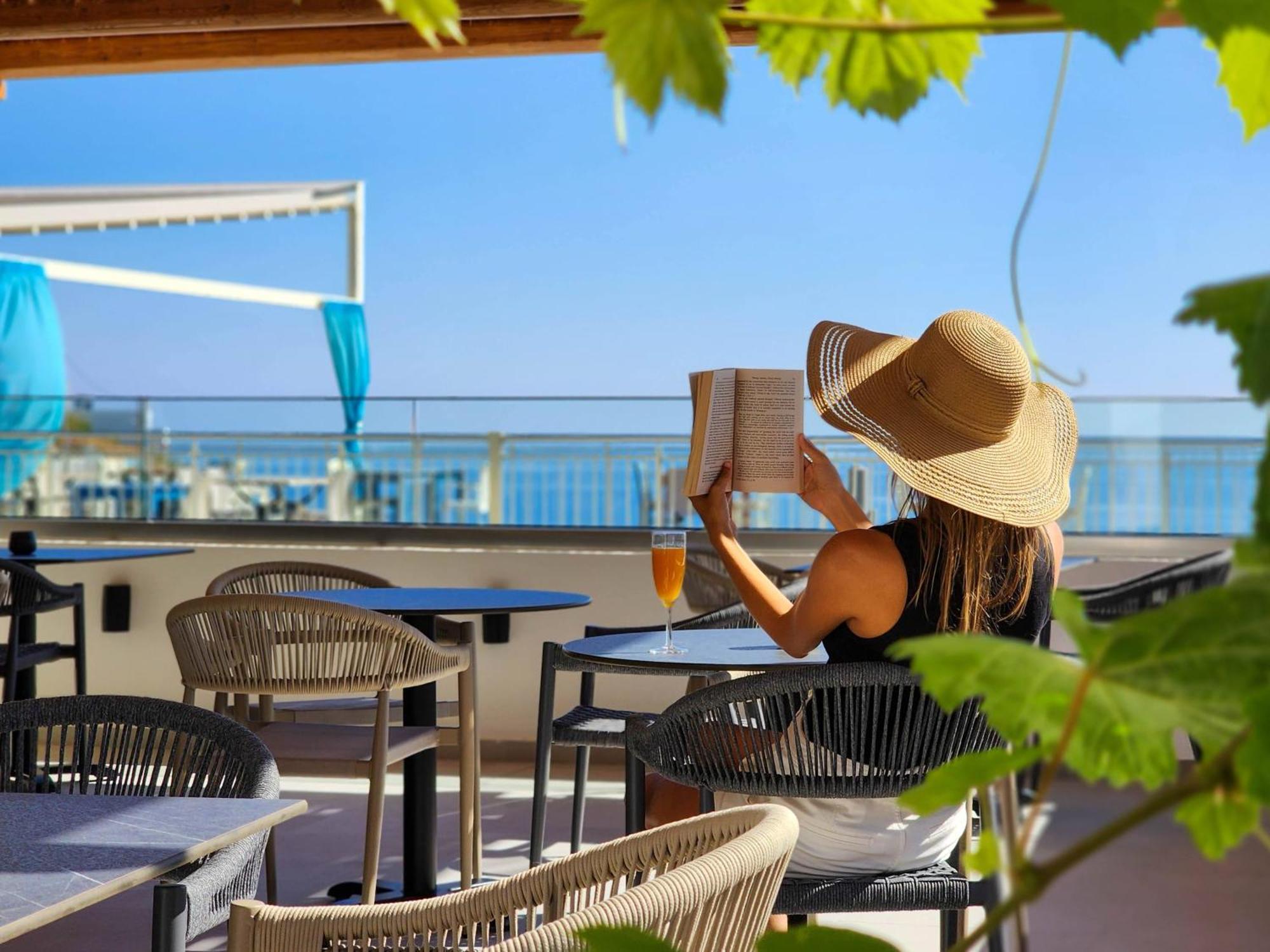 Zoe Hotel 3*